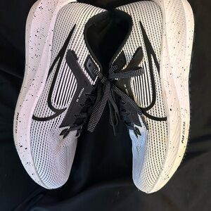 Sz 8 Women’s Nike Black and White Pegasus 40 Sneakers